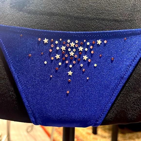 Victoria’s Secret Fireworks 🎆 - Picture 2 of 3